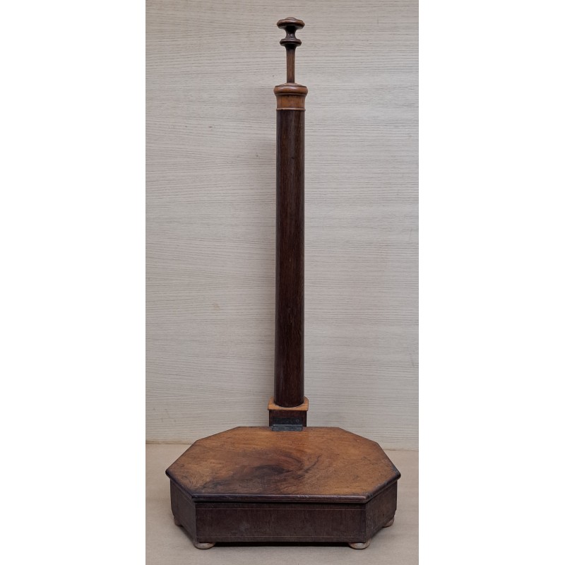 Curious and rare Isabeline spittoon, mahogany and chicaranda, 19th century