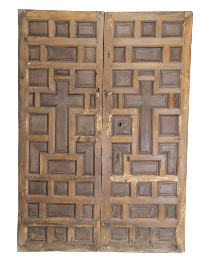 Puerta Castellana, Siglo XVII de Cuarterones con Cruz Central