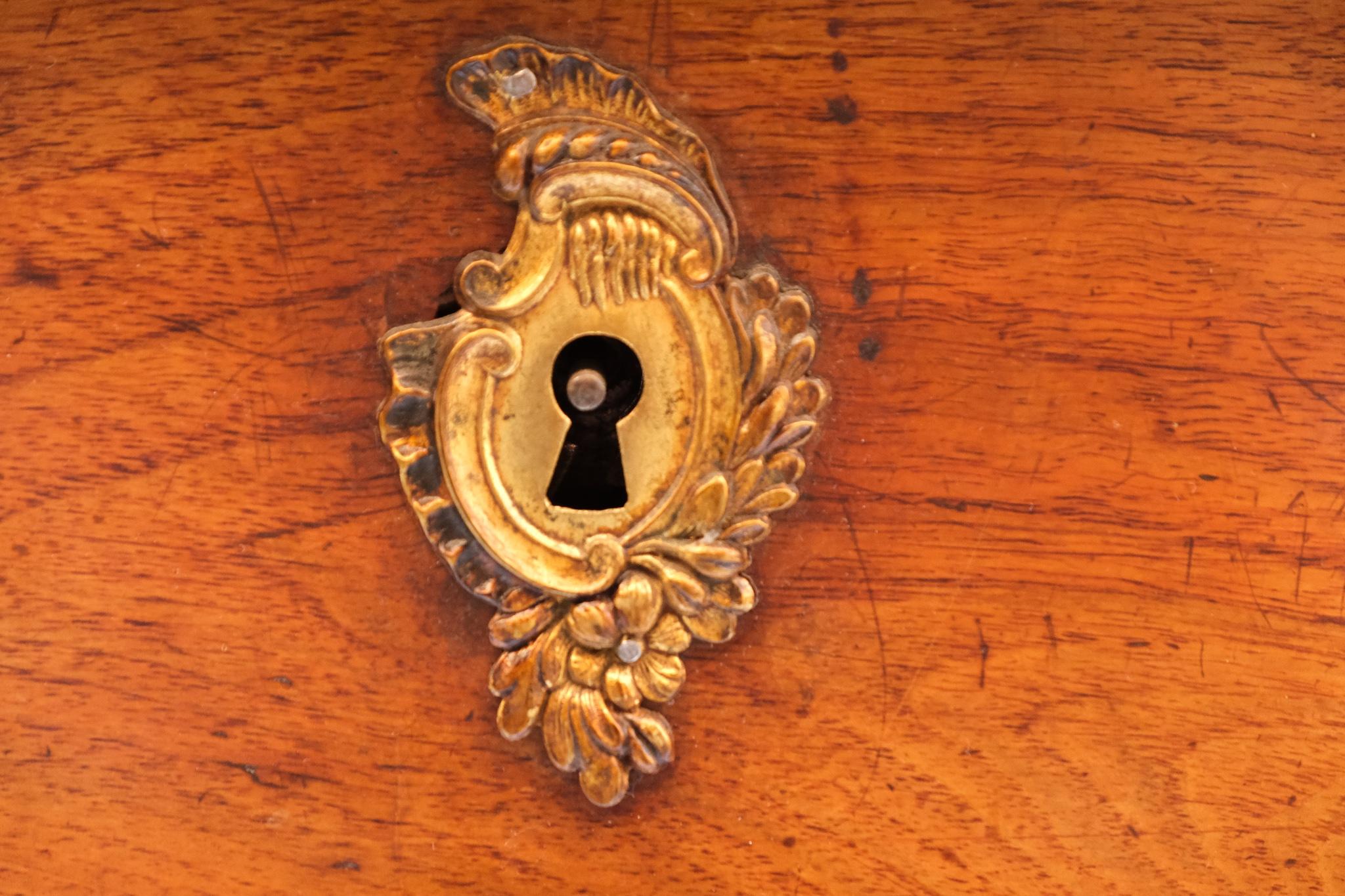 French Commode from the Late 18th Century - 6/15