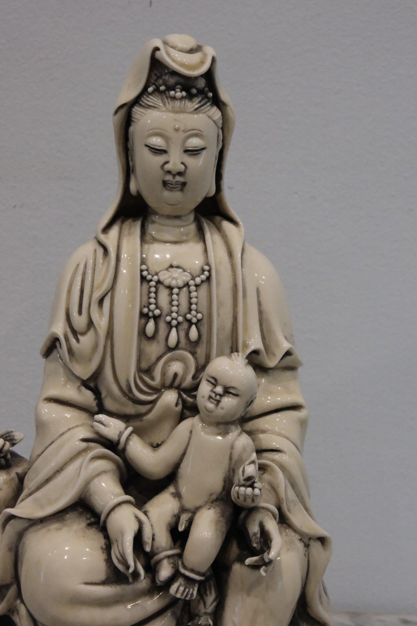 buddha-con-nino-en-ceramica-siglo-xx
