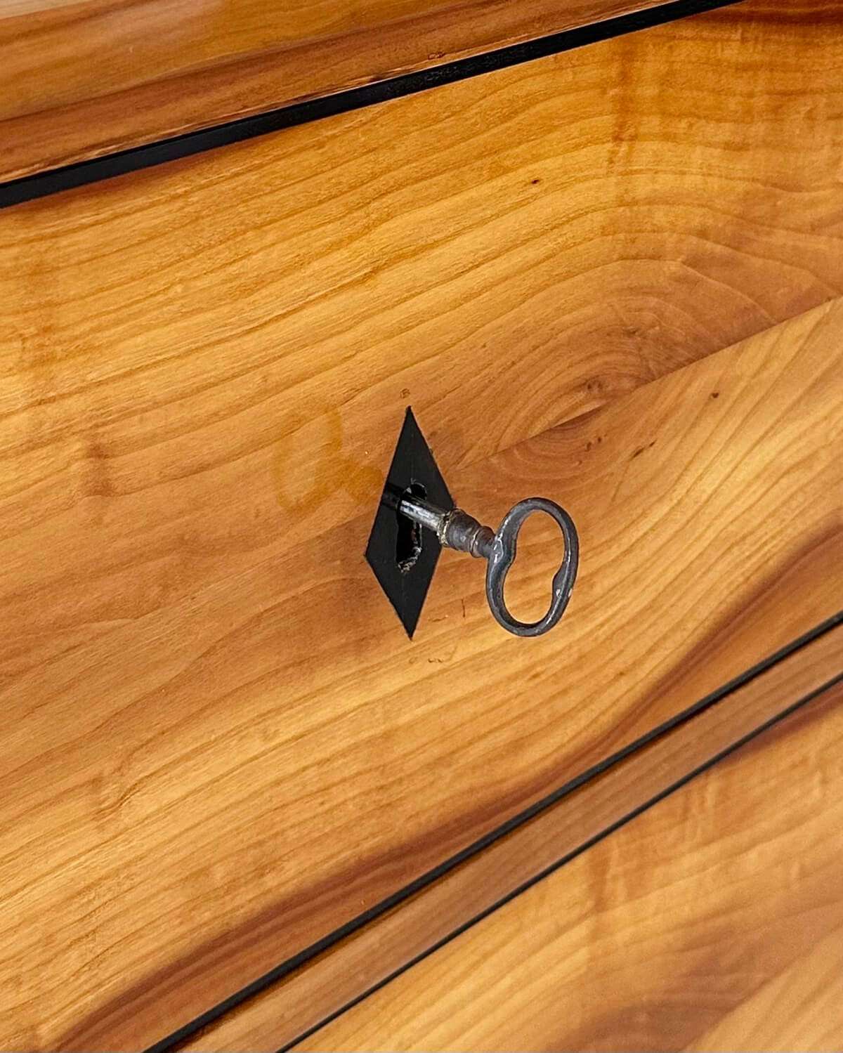 Cómoda Biedermeier de Cerezo