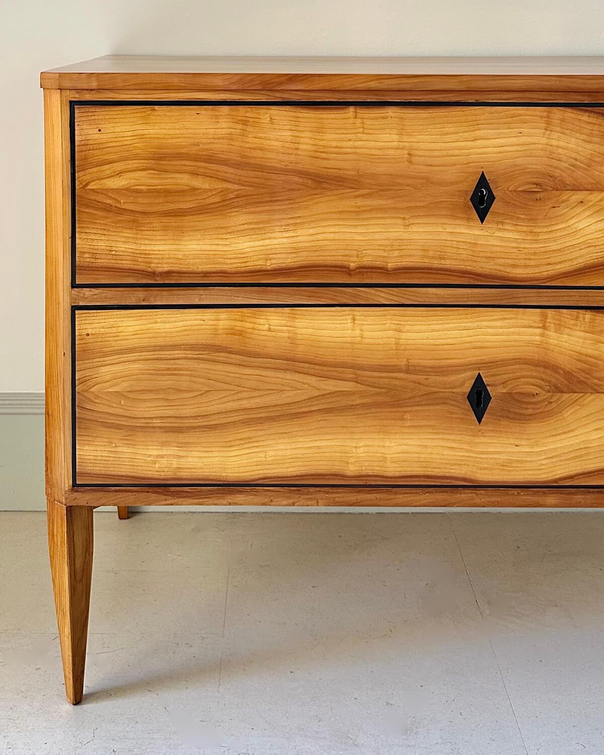 Cómoda Biedermeier de Cerezo