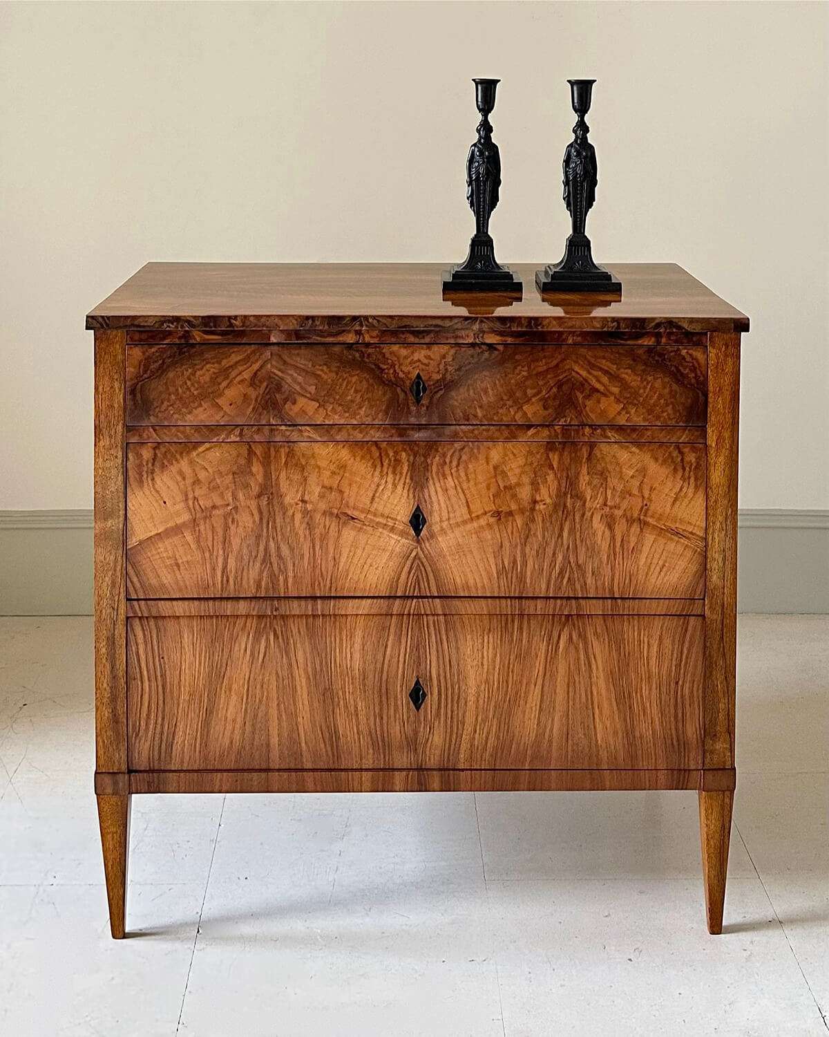 Cómoda Alemana Biedermeier