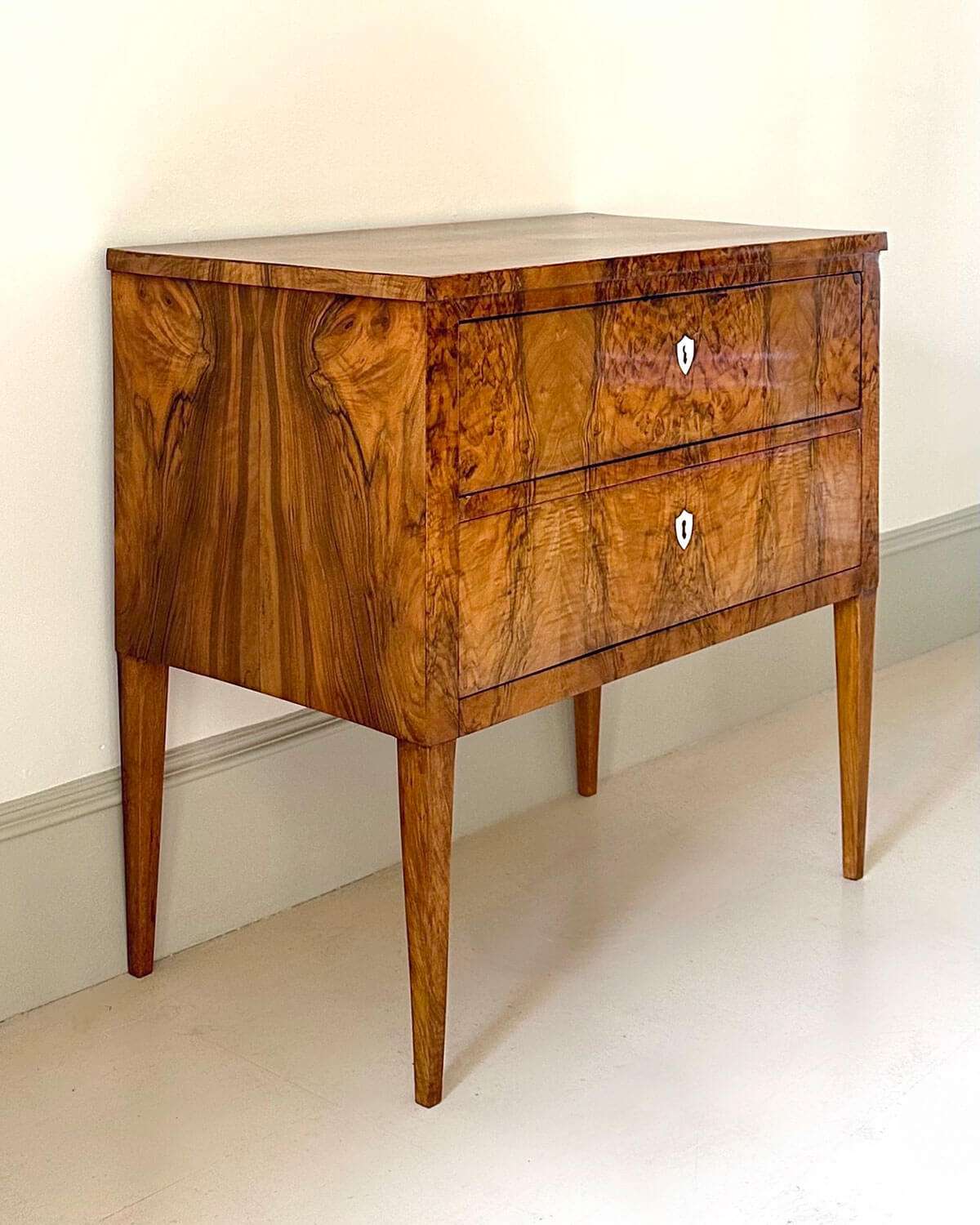 Cómoda Biedermeier Alemana