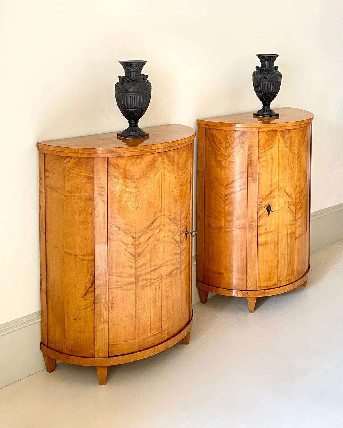 Aparadores Demi-lune Biedermeier