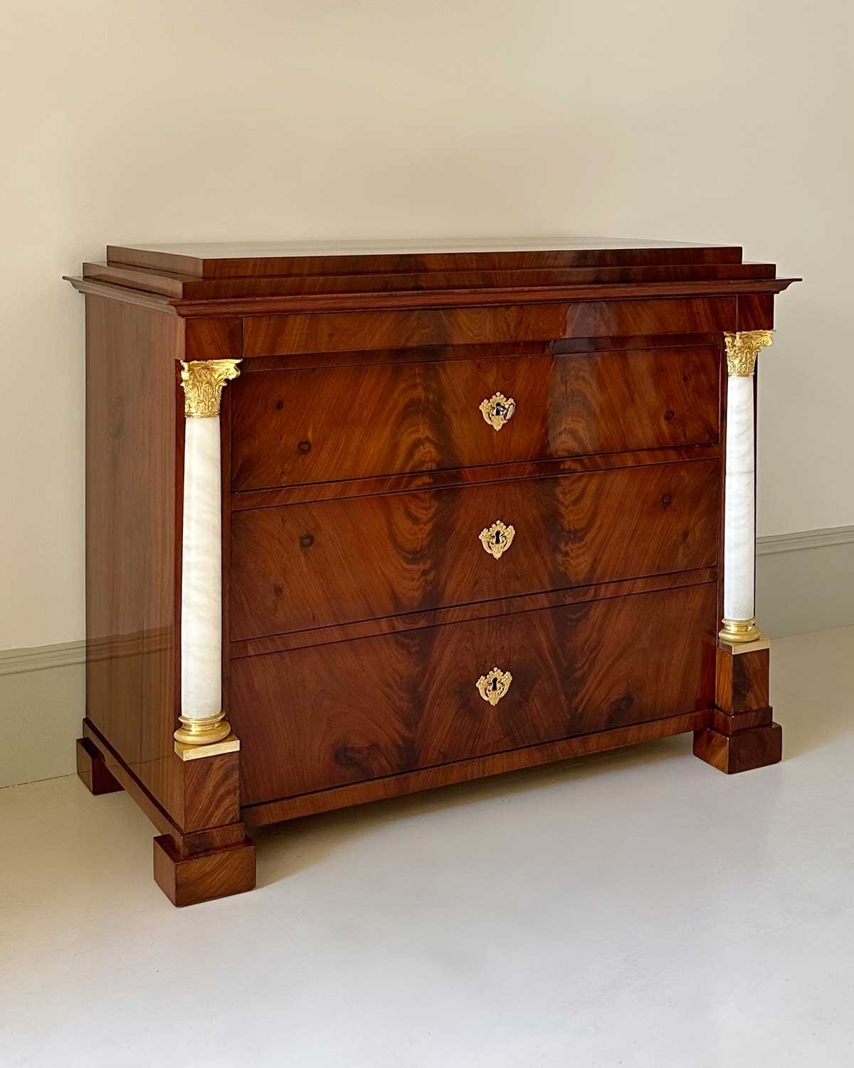 Cómoda Neoclásica Alemana