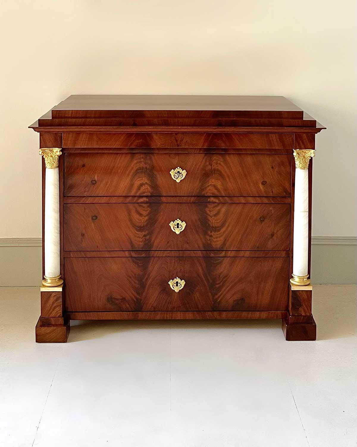 Cómoda Neoclásica Alemana