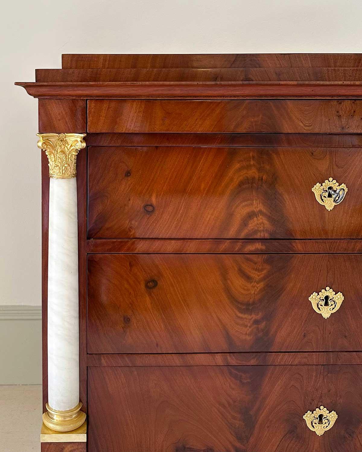 Cómoda Neoclásica Alemana