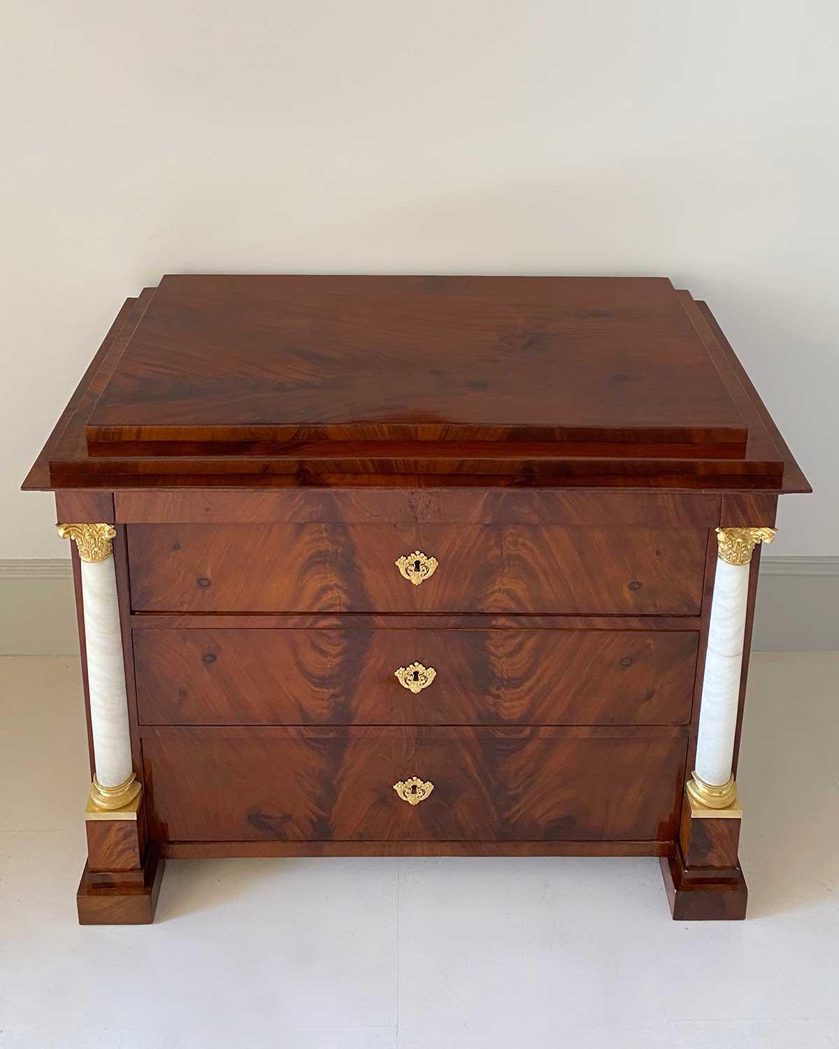 Cómoda Neoclásica Alemana