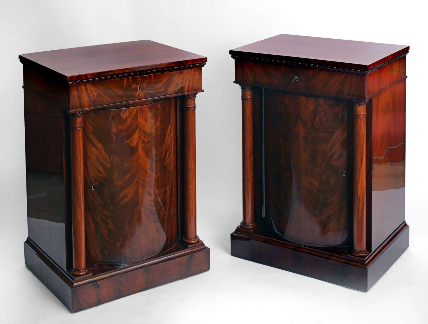 Pair of Pillar Cabinets from the 19th Century in Mahogany